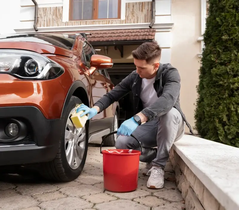 Lavage auto à domicile Aigrefeuille : professionnel intervenant sur un véhicule